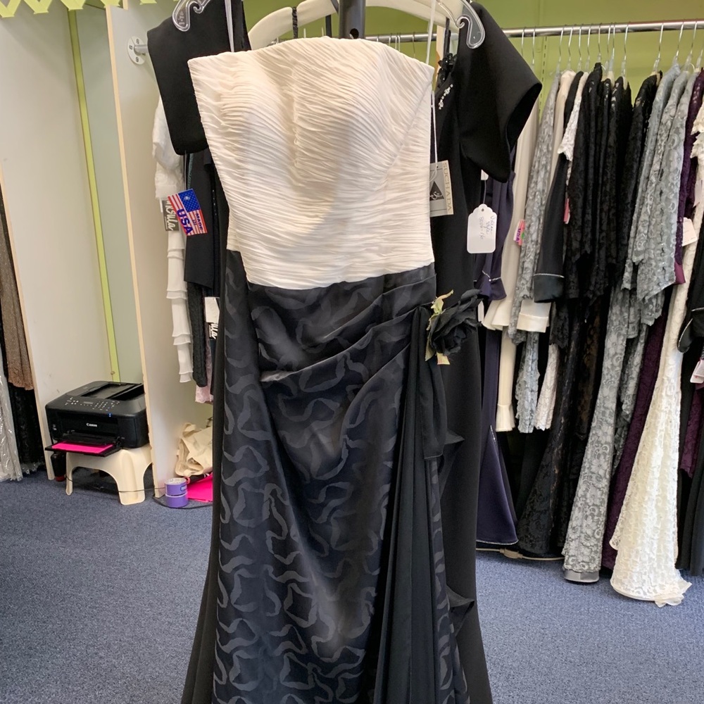 Long white and black evening dress !